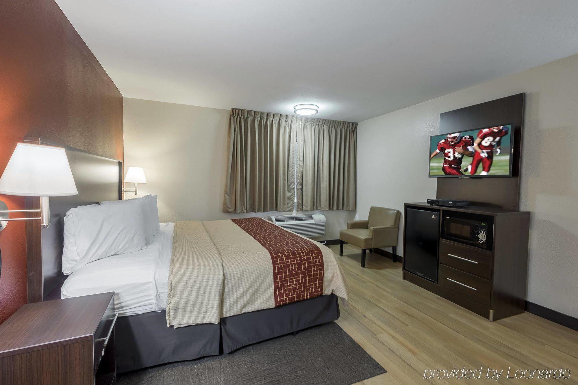 Red Roof Plus+ Hotel 3*